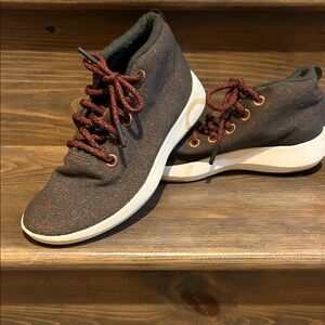 All birds high tops for women in a rich brown color with pretty laces !! EUC!